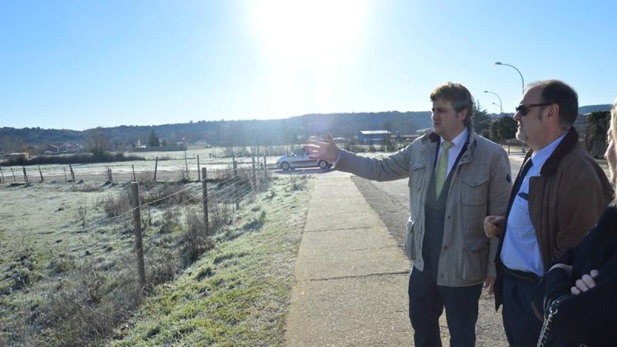 García enseña los terrenos de la ampliación al consejero de Educación, en una visita el pasado febrero.