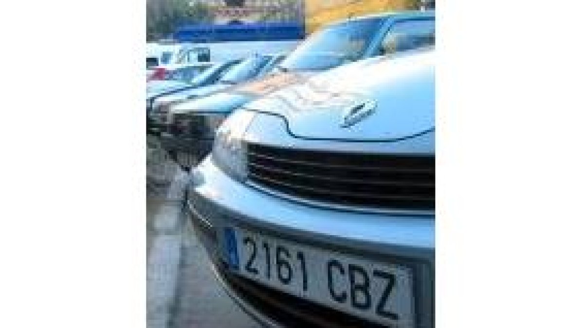 La vente de coches particulares en la calle ocupa muchos aparcamientos