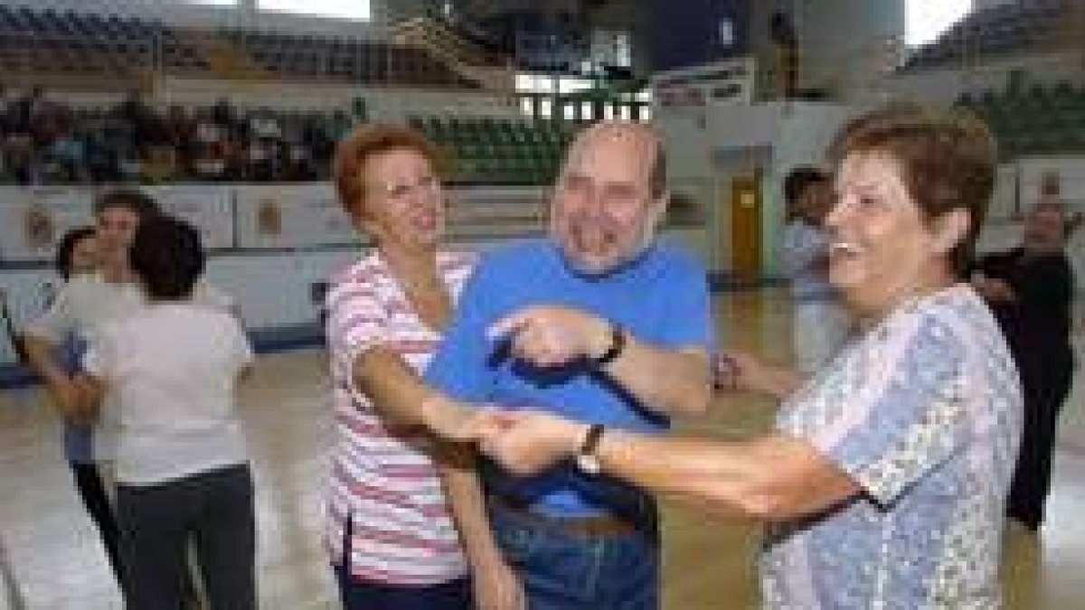 Un grupo de personas participan en un taller de risoterapia en Ponferrada