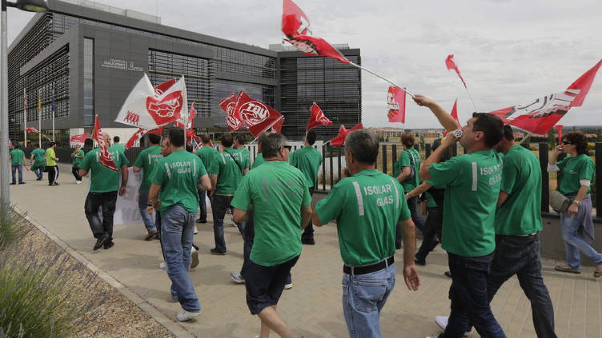 Trabajadores de Vitro manifestándose ayer tarde ante la sede del Centro de Soluciones Empresariales de la Junta.