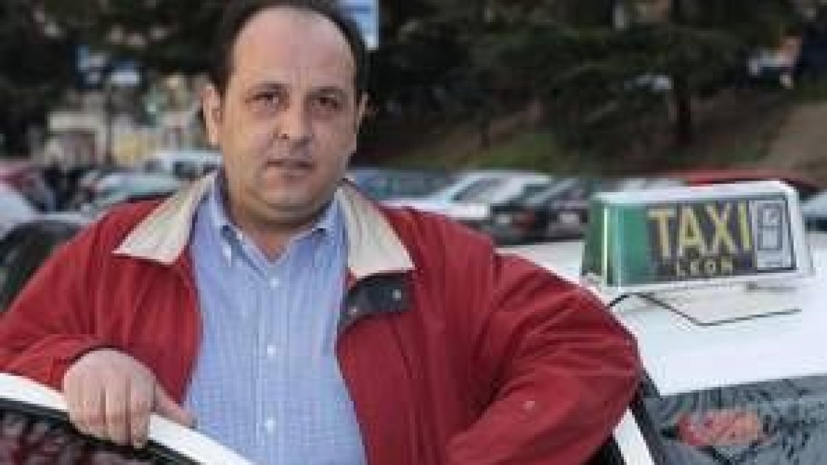 Raimundo Martínez Villaverde, a la puerta de su taxi