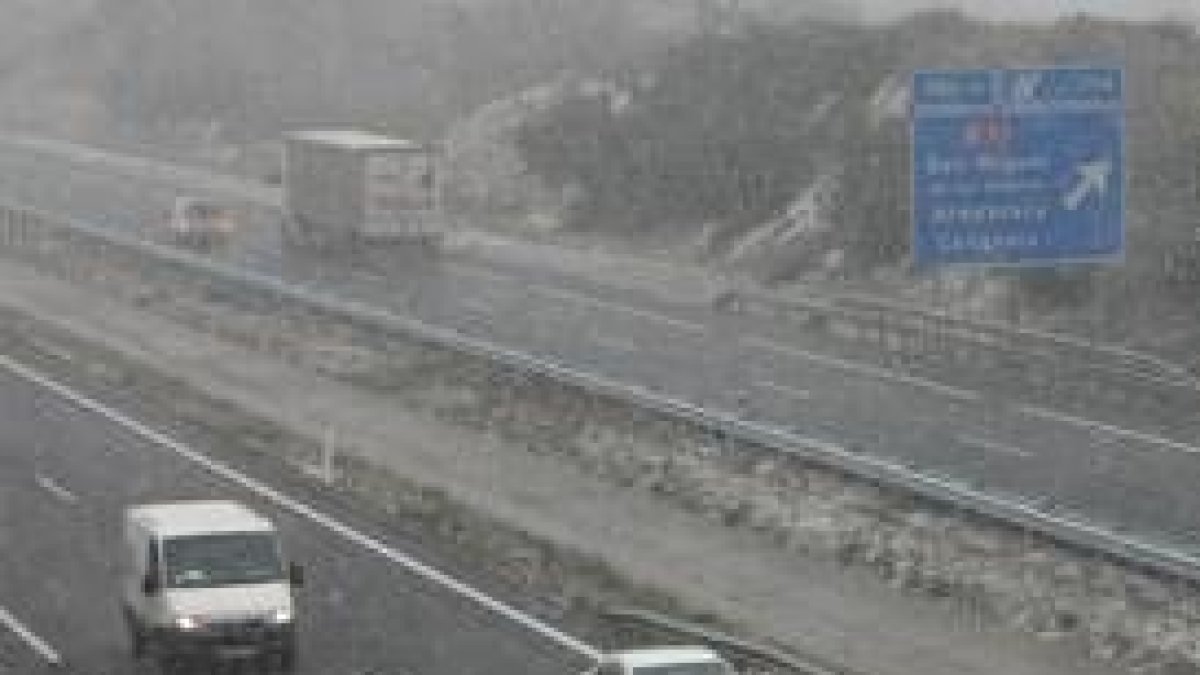 Los ponferradinos se vieron ayer sorprendidos por la copiosa nevada en todos los puntos de la ciudad