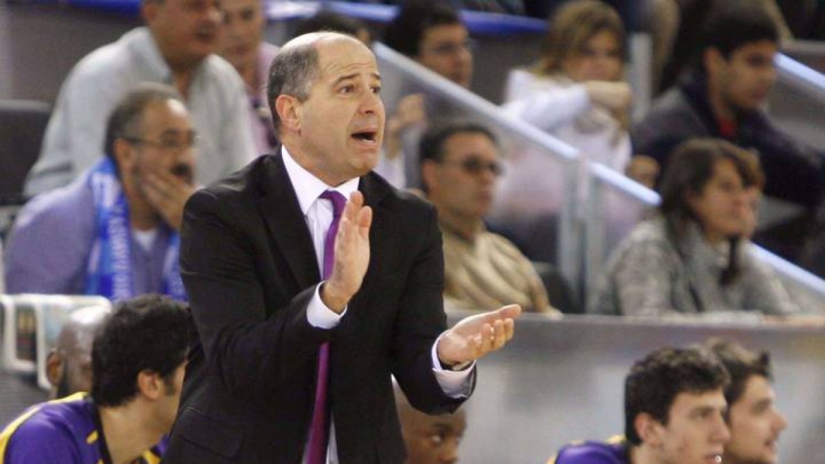 Fotografía de archivo, tomada el 9 de diciembre de 2007 dirigiendo al Valladolid durante un partido de Liga ACB, del consejero andaluz de Educación y Deporte y exseleccionador nacional de baloncesto, Javier Imbroda, ha fallecido este domingo a los 61 años. PACO CAMPOS