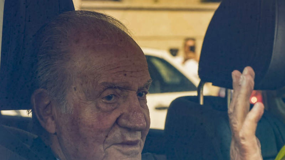 Juan Carlos I saluda a su llegada a casa de su amigo y anfitrión Pedro Campos en Sangenjo. LAVANDEIRA JR