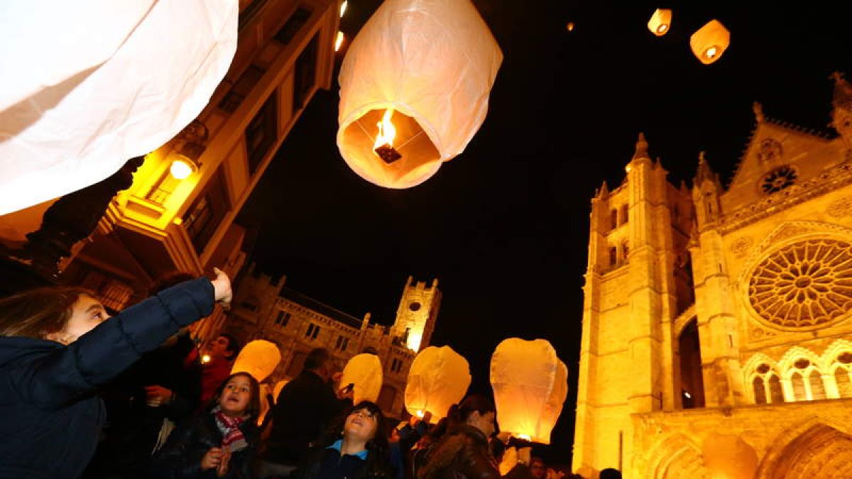 Los niños soltaron decenas de farolillos en la plaza de la Catedral para sumarse a la iniciativa
