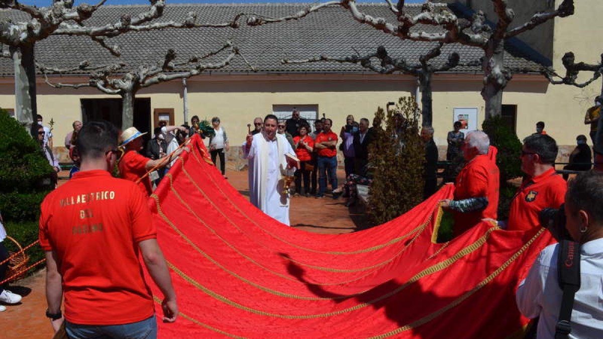 Imagen de la presentación y bendición del pendón ayer en Villaestrigo del Páramo. MEDINA