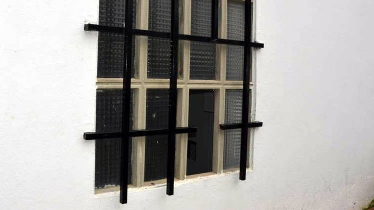 Los ladrones serraron los barrotes para acceder al mercado de abastos.