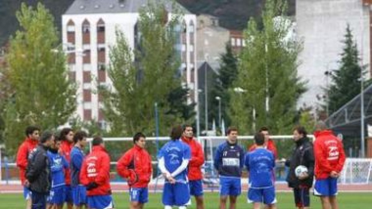 Granero da explicaciones a sus jugadores.