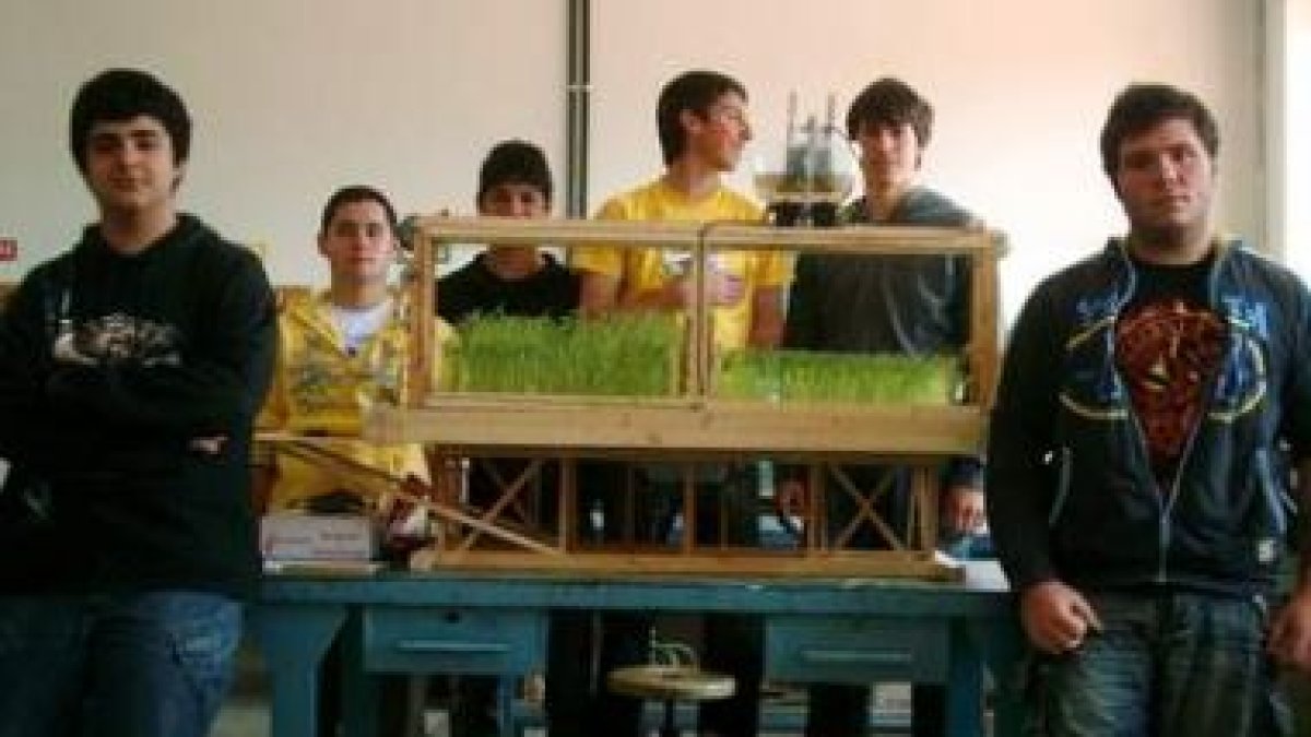 Los alumnos posan con su invento, premiado por el Museo de la Ciencia de Valladolid.