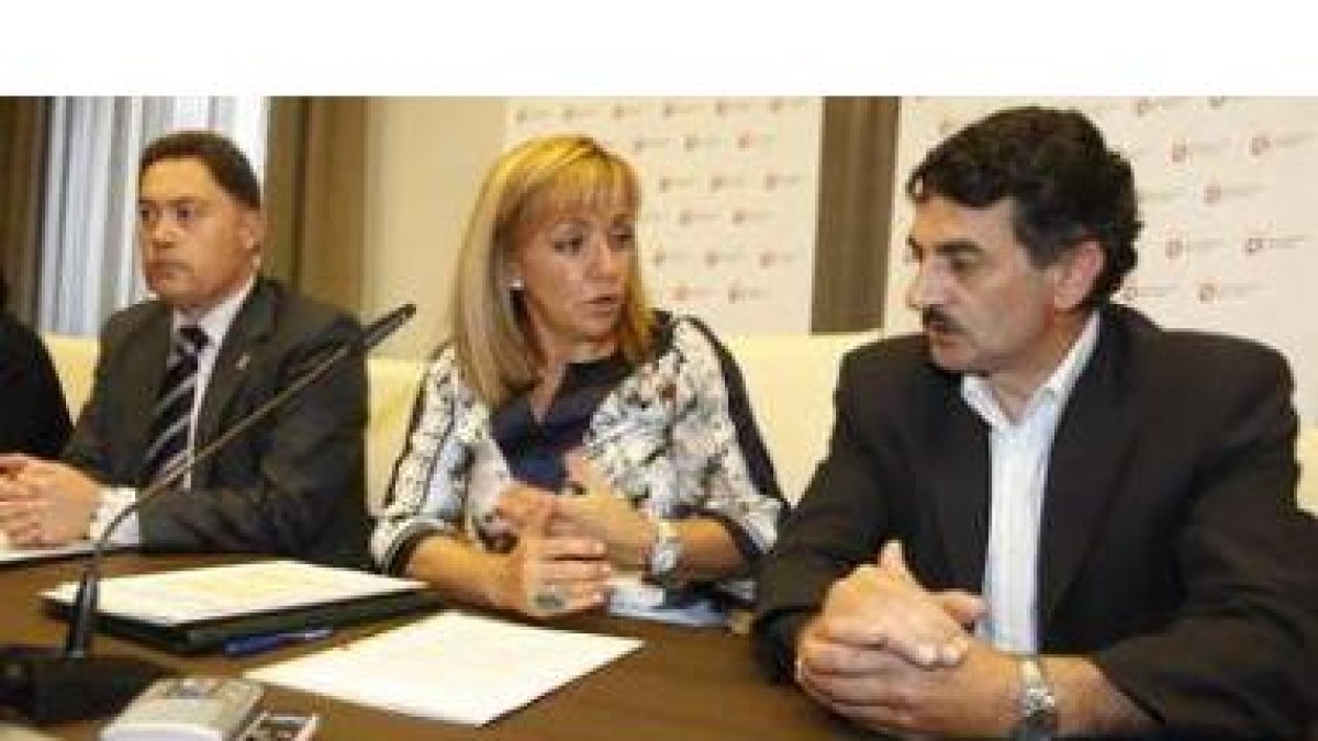 Marcos Martínez, Isabel Carrasco y Emilio Redondo, ayer, durante la firma del convenio.