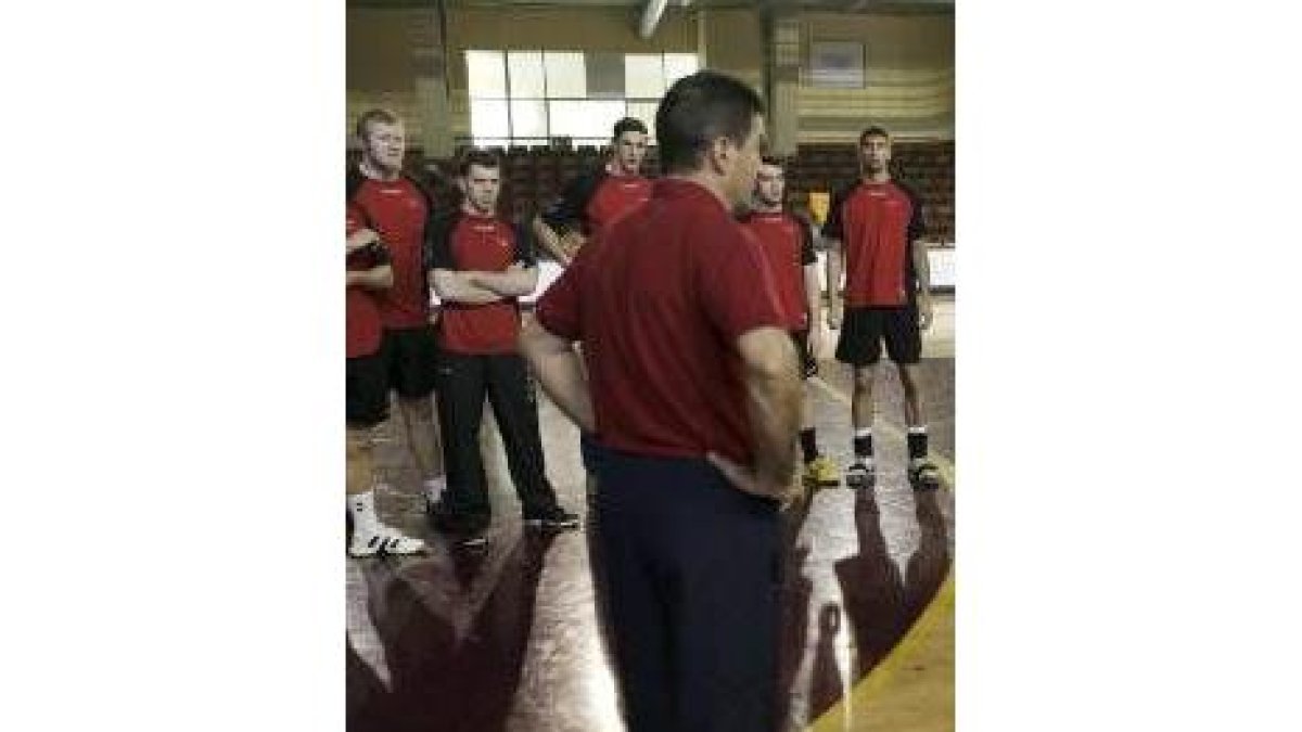 Cadenas se dirige a sus jugadores en un entrenamiento reciente