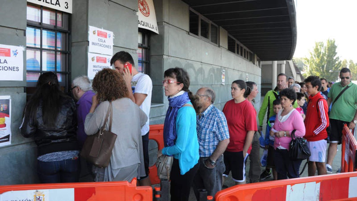 Cientos de aficionados acudieron al Reino de León a por las invitaciones. JAVIER SUÁREZ-QUIÑONES