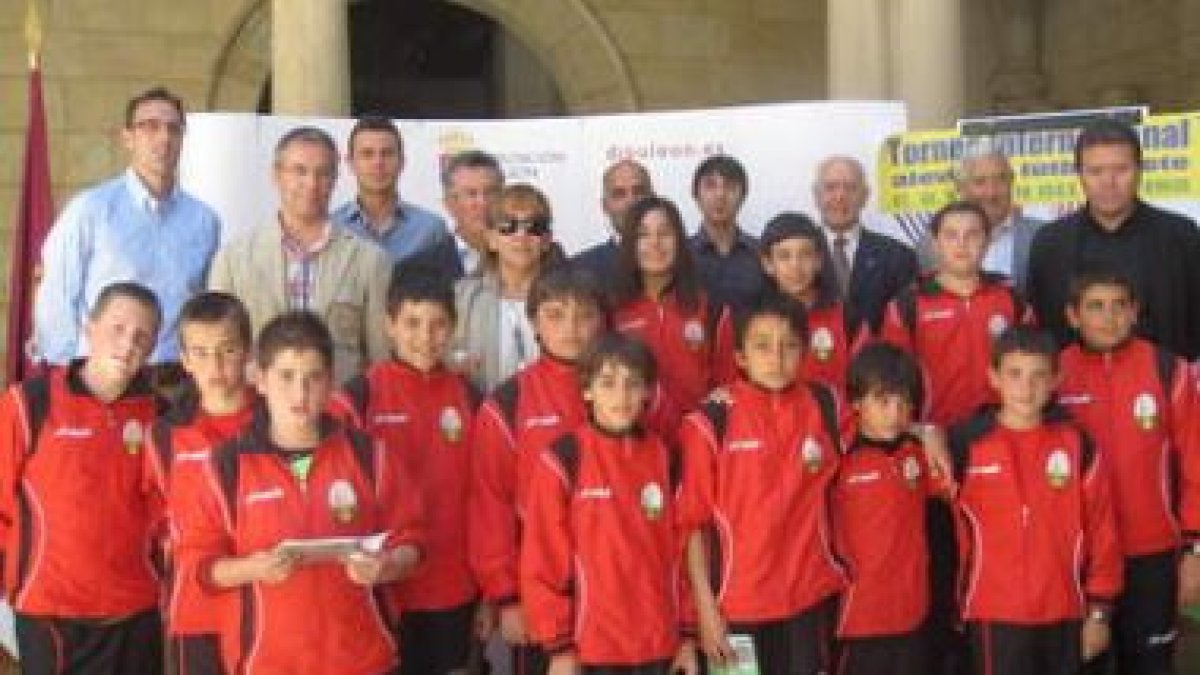 Un momento del acto de presentación de la cuarta edición del torneo alevín de La Virgen.