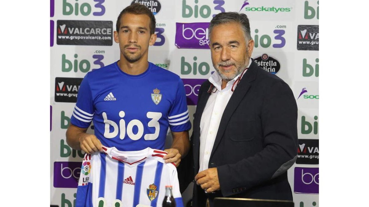 Caiado junto al presidente de la Ponferradina, José Fernández ‘Silvano’, el día de su presentación. L. DE LA MATA