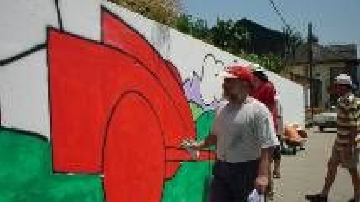 El pintor lacianego, Manuel Sierra, era uno de los invitados al taller de muralismo de combate