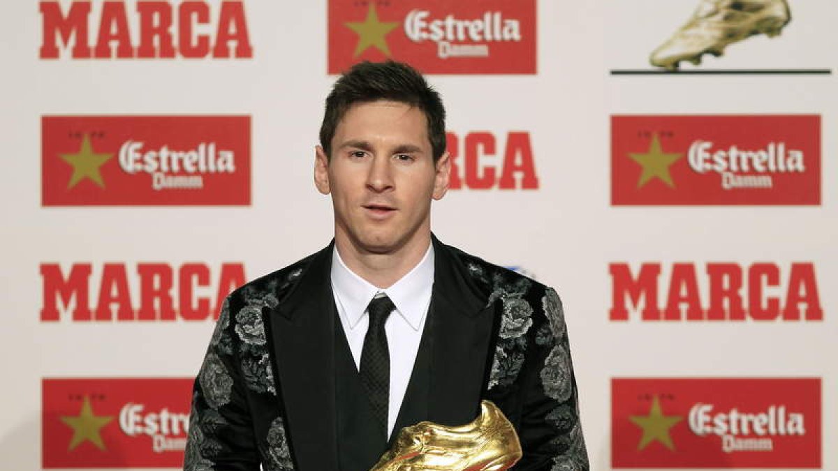 Messi posa con la Bota de Oro por sus 46 goles.