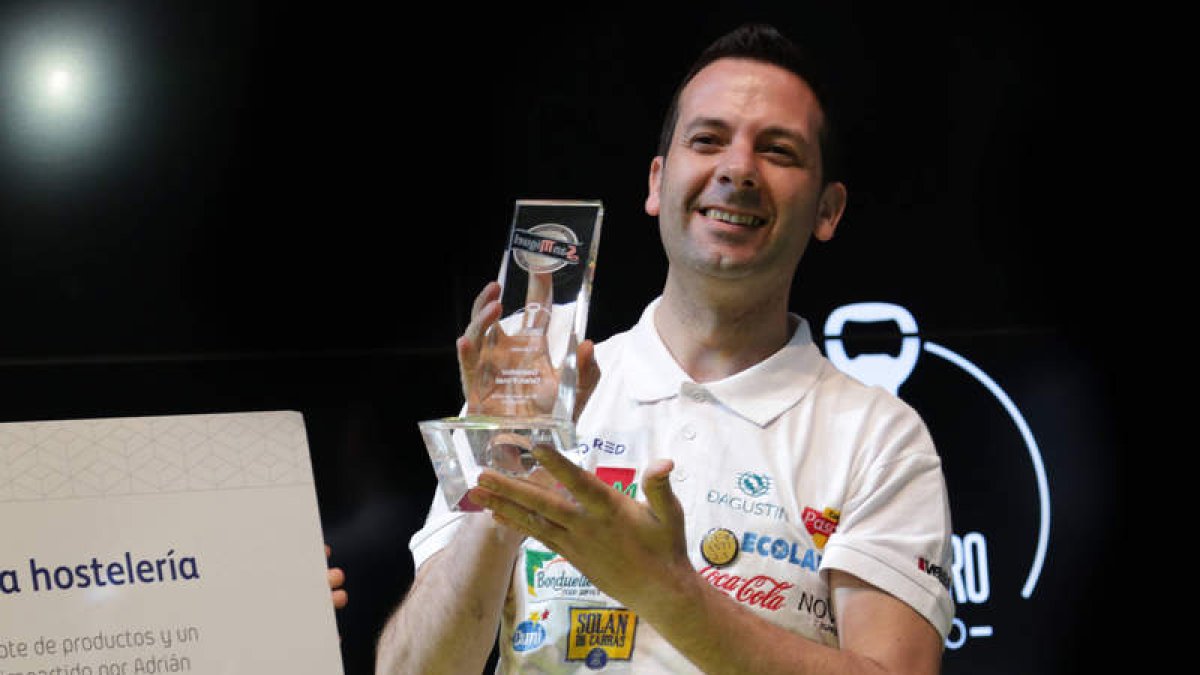 Óscar Quintana Lourido, ayer tras recibir el premio como mejor camarero del año. DL