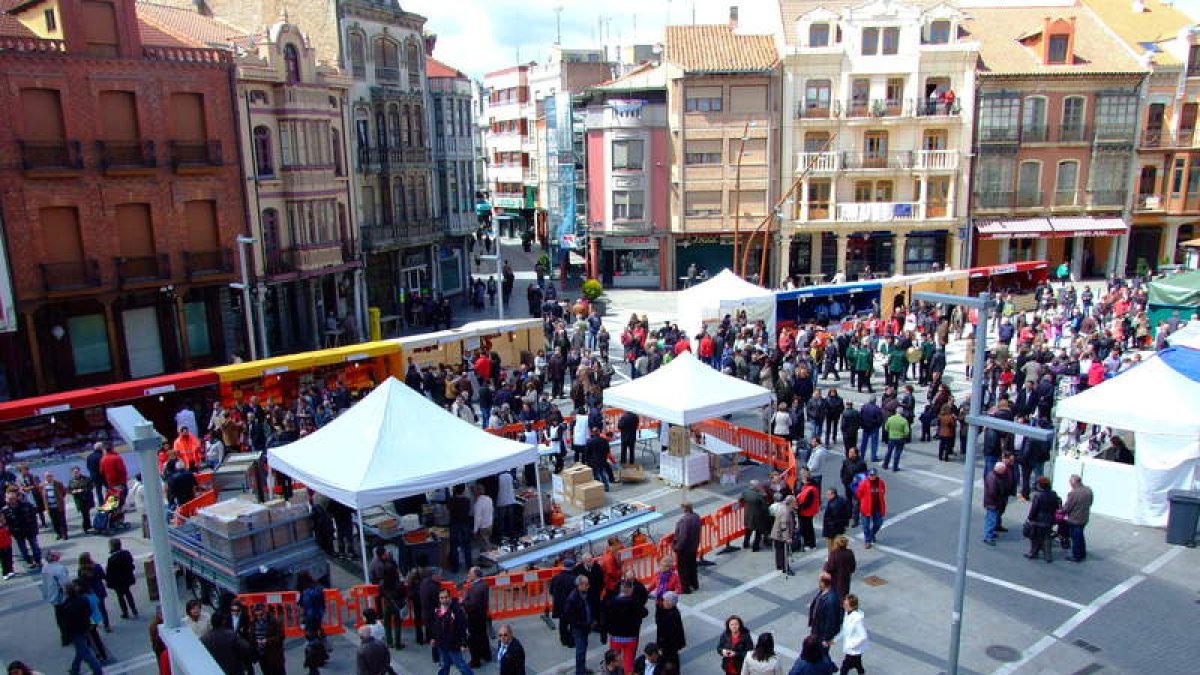 Aspecto que presentaba la plaza Mayor de La Bañeza durante la primera edición de la feria.