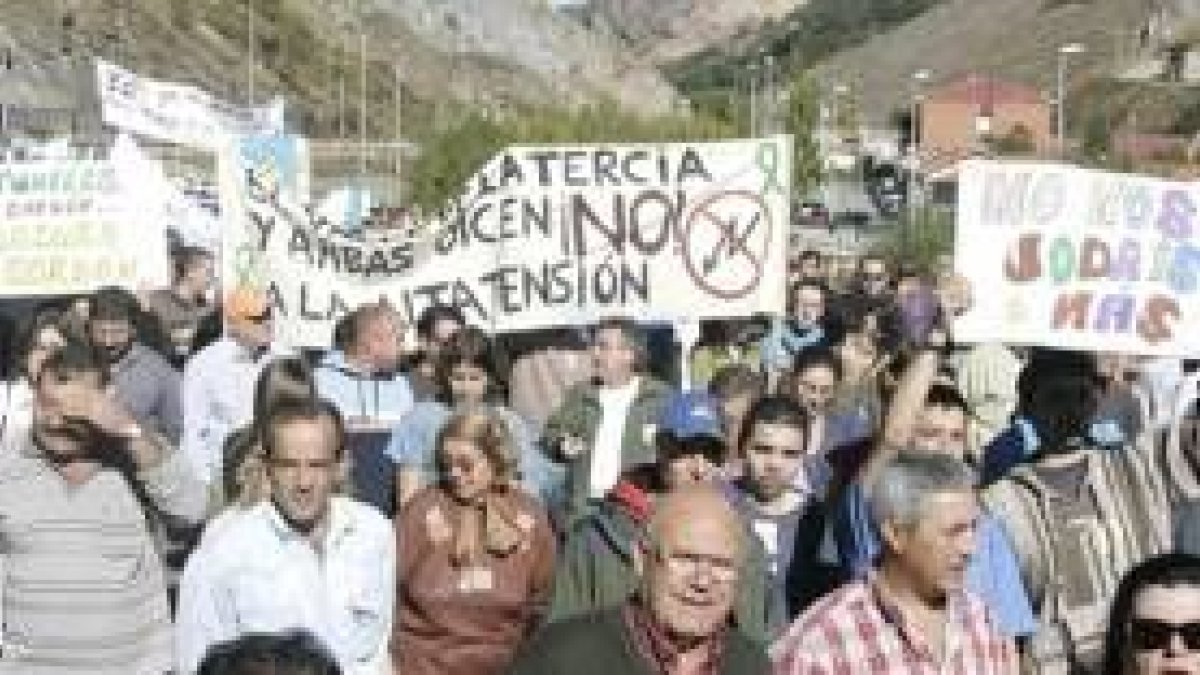 Las protestas contra la línea Sama-Velilla han sido constantes