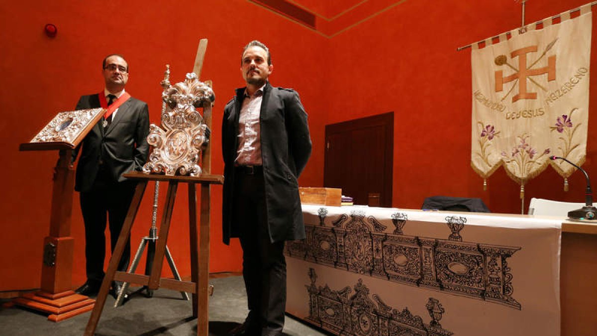 El mayordomo Marco Morala, ayer junto Antonio Andrés del taller Restaurar, con los bocetos.