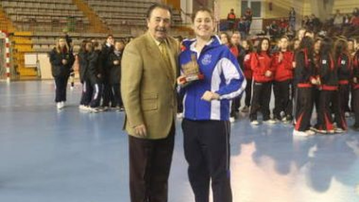 El alcalde de León entrega la Copa de la Reina a la capitana del Itxako.