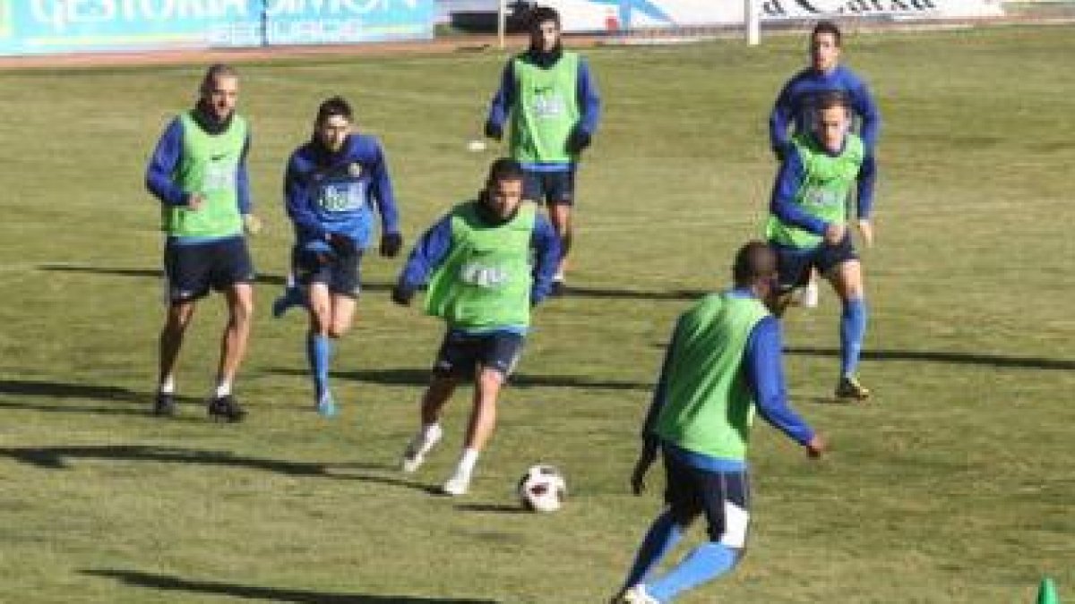 Acorán, que podría ser titular esta tarde conduce el balón durante un entrenamiento.