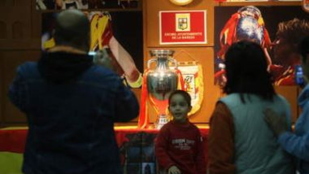 Las pequeñas estrellas de La Bañeza se fotografiaron ayer con el preciado trofeo