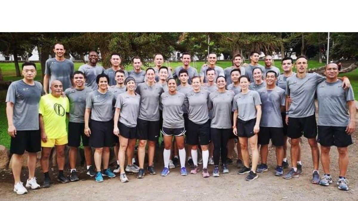 Vaquera junto a los 27 árbitros que dirigirán el Mundial que hoy levanta el telón en Tenerife. DL