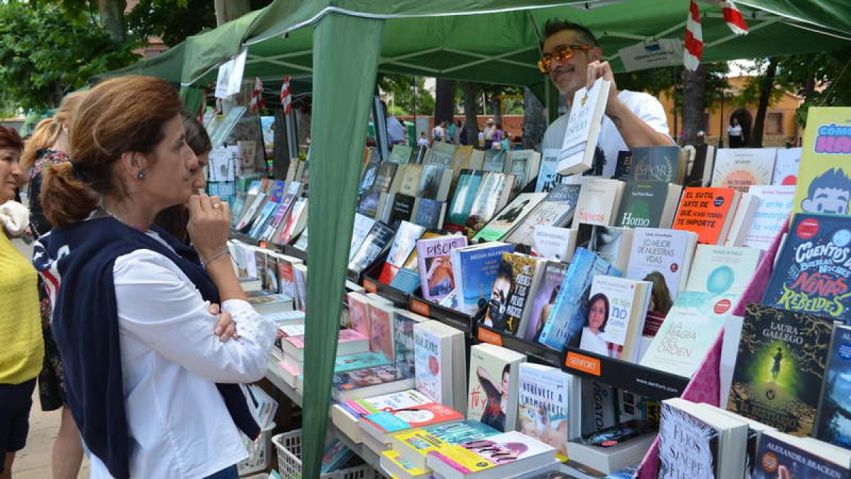 Imagen de uno de los estands de la Feria del Libro coyantina ayer por la mañana. MEDINA