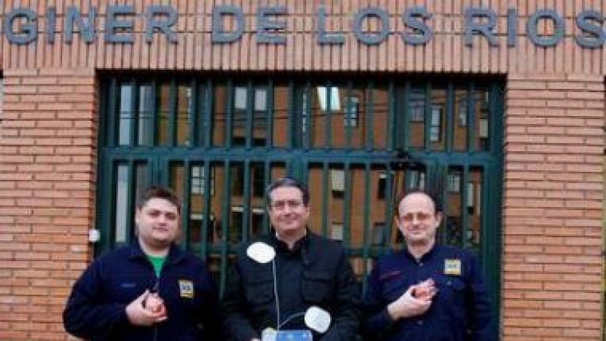 Alumno de Emergencias, el director y el profesor Rosa.