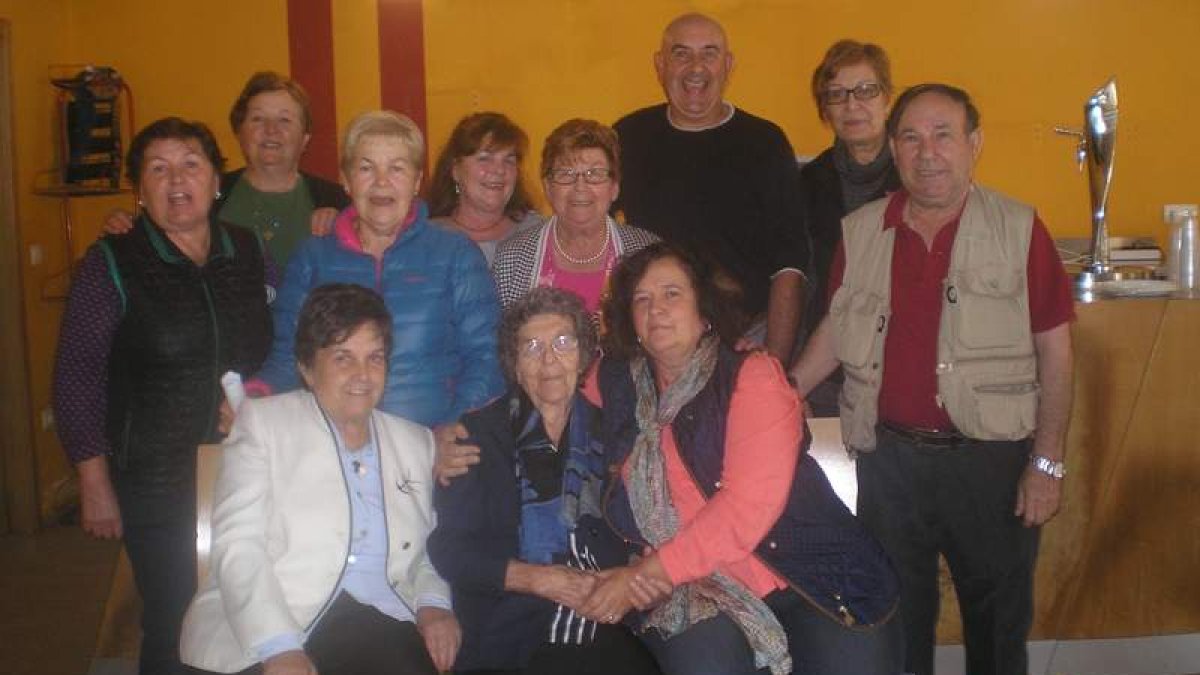 Aurelia González, sentada en el centro, junto a familiares y amigos en el homenaje por su centenario.
