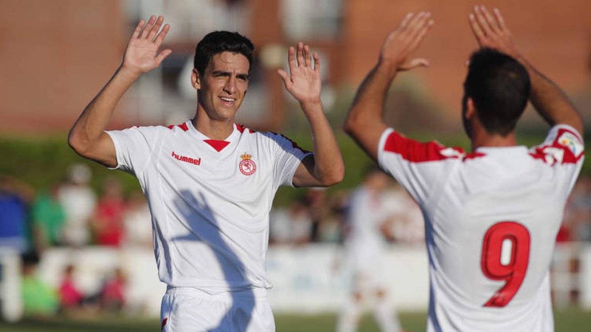 El argentino Magallán felicita a su compañero Julen Colinas autor del primer gol culturalista en el partido de debut en la pretemporada. JESÚS