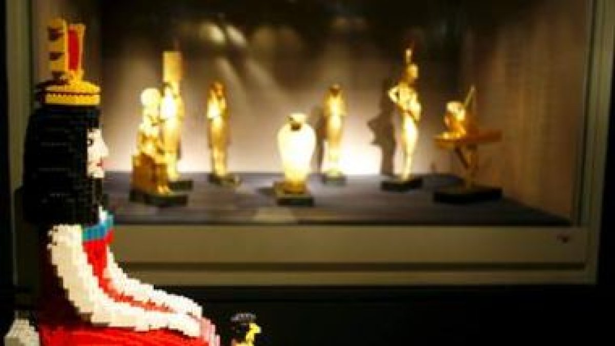 Cleopatra y otras figuras, realizadas con piezas de Lego, en la sección para niños del Museo Egipcio