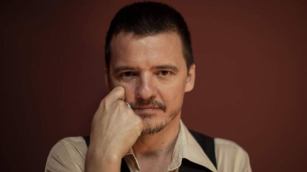 Coque Malla llega mañana a León dentro de la Gira Imposible, en la que junto a su pianista David Lads ofrece conciertos en tono acústico con grandes temas. DL