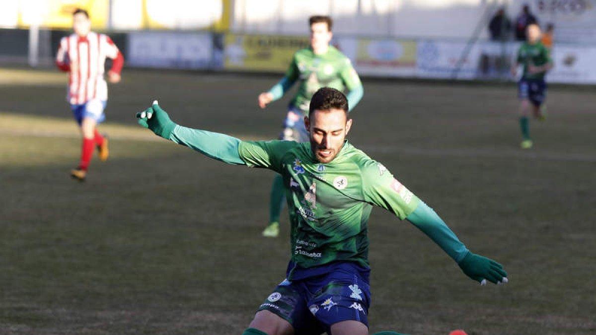 Roberto Puente volvió a resultar decisivo en el triunfo del equipo maragato ante los bercianos. MARCIANO