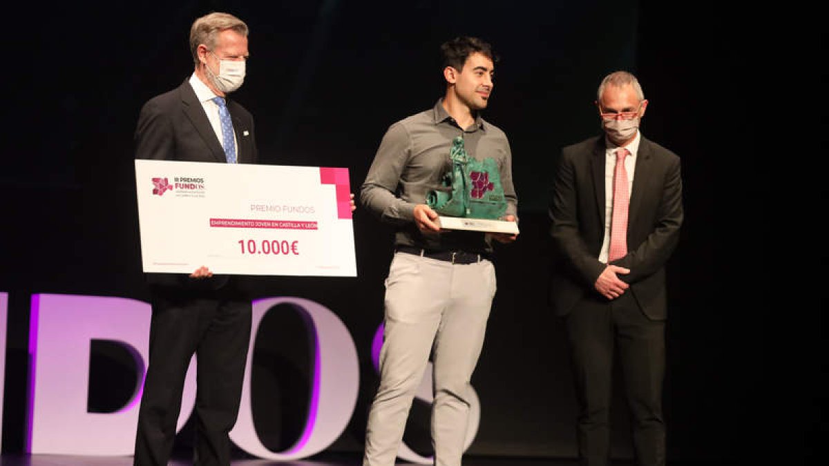 El presidente de Fundos, Jorge G. Vázquez, entrega el premio al Emprendimiento Joven. J. M. GARCÍA