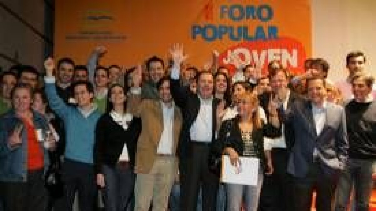Tras finalizar su discurso, Herrera posó con los participantes del foro y candidatos leoneses
