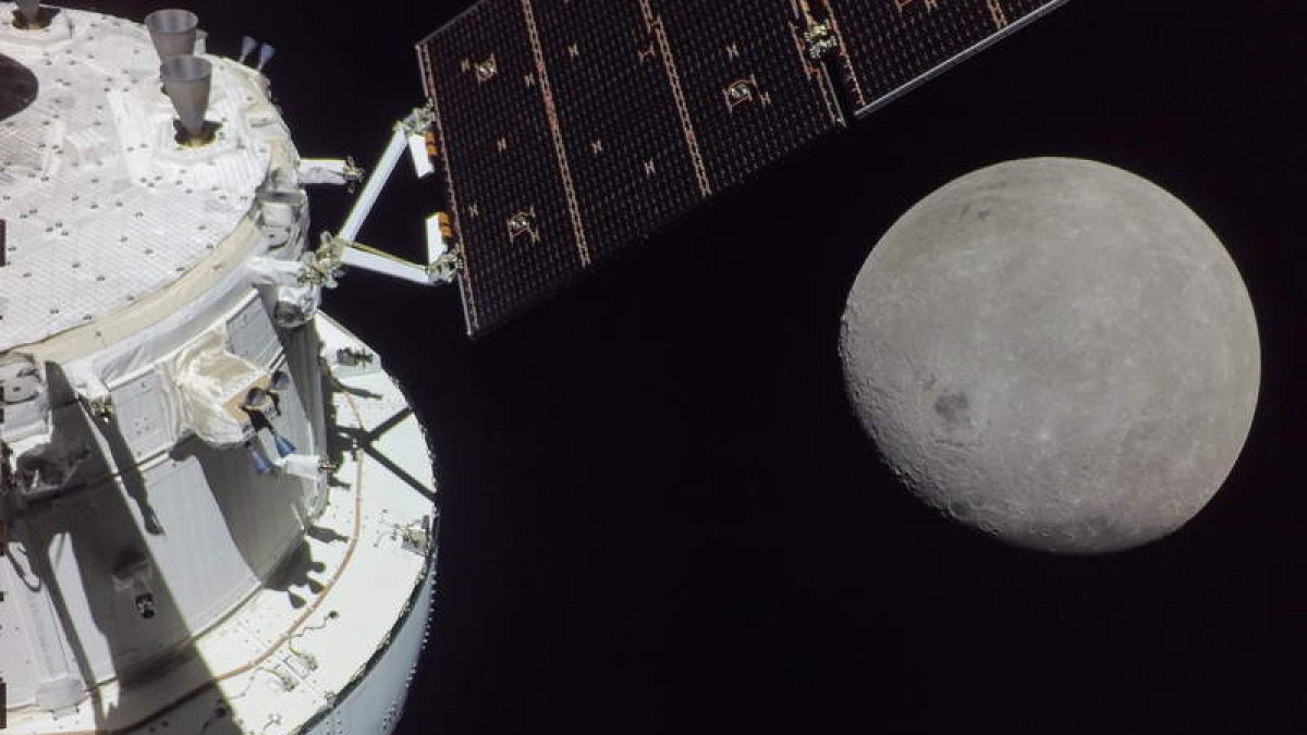 Imagen del lado oculto de la Luna tomada el sexto día de la misión Artemis por una cámara de Orión. NASA