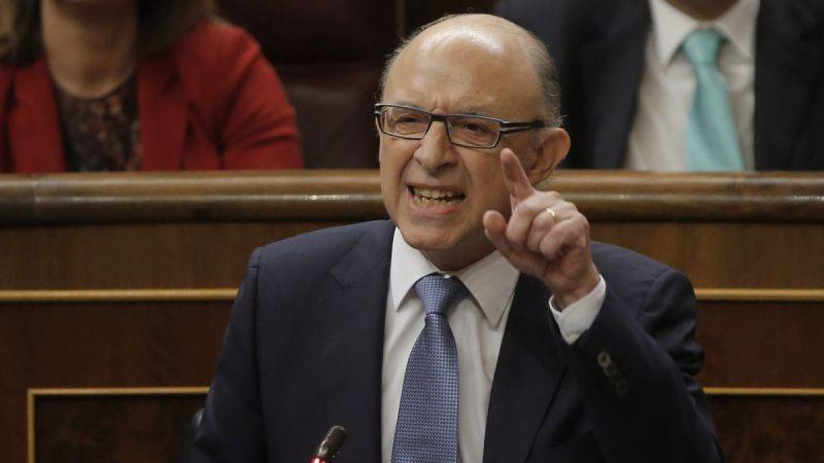 Cristóbal Montoro, en la sesión de control de este miércoles.