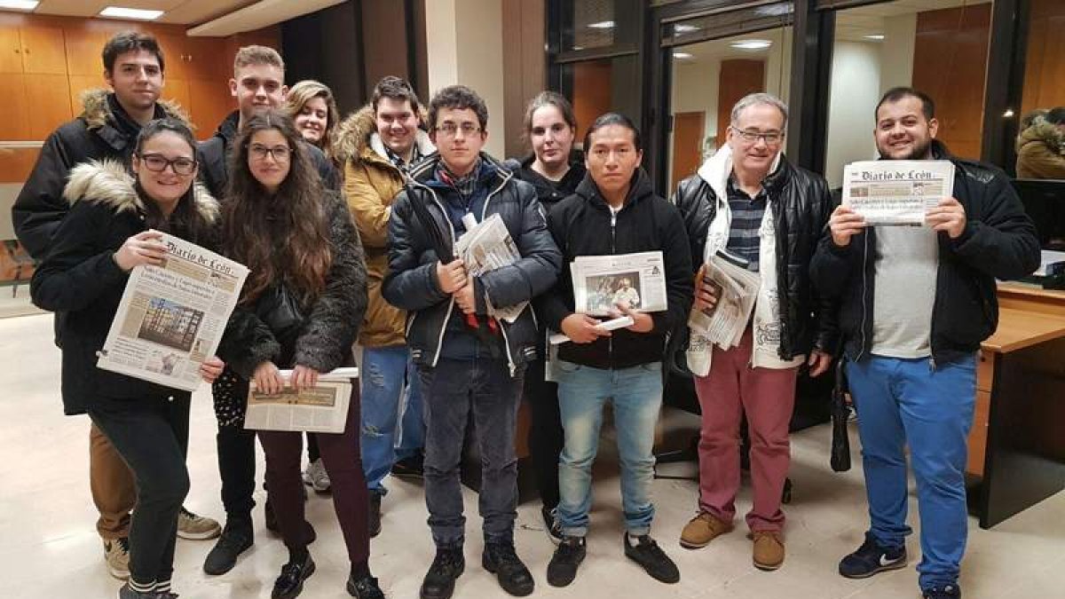 Estudiantes de Bachillerato nocturno en una visita a la redacción de Diario de León en Ponferrada. DL