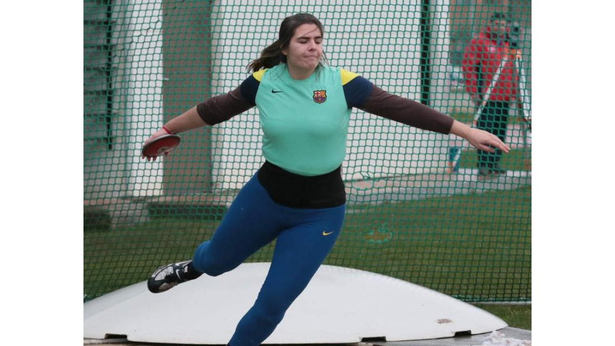 La lanzadora de disco berciana Sabina Asenjo durante un entrenamiento.
