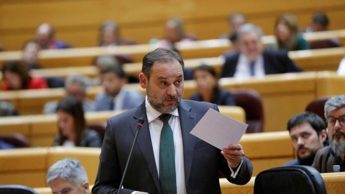 Ábalos durante la sesión de control en el Senado.
