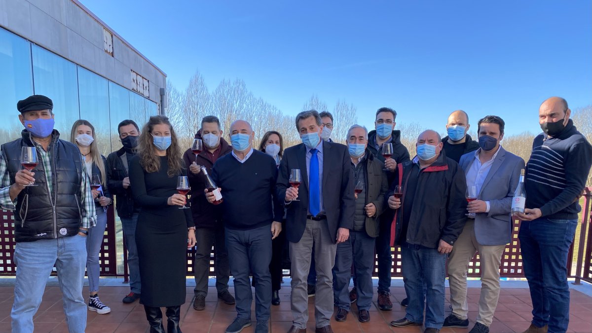 Presidente y vocales del nuevo pleno del Consejo Regulador de la DO León, con representantes institucionales de la Delegación Territorial de la Junta. DL