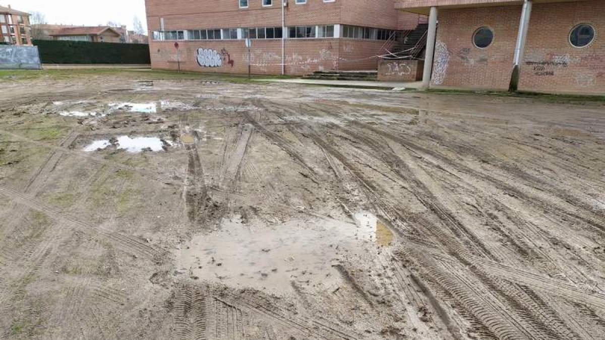 Estado de la zona exterior del pabellón Felipe Miñambres. DL