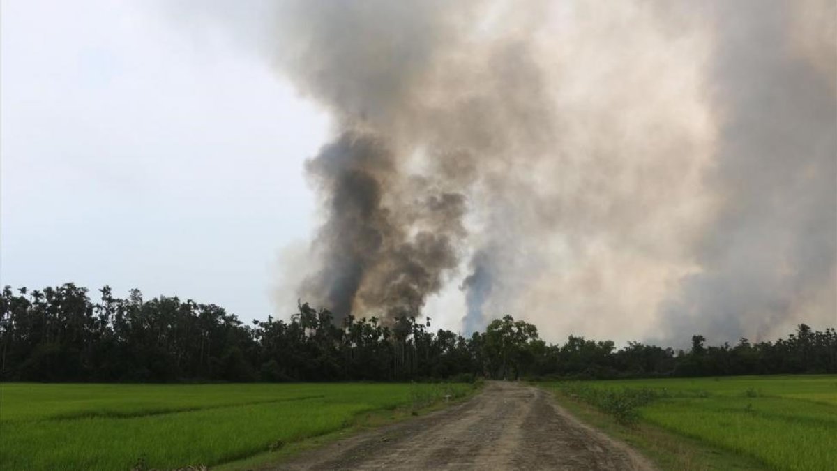 Una columna de humo de lo que se supone que es un poblado en llamas en el estado de Rakhine, en Birmania