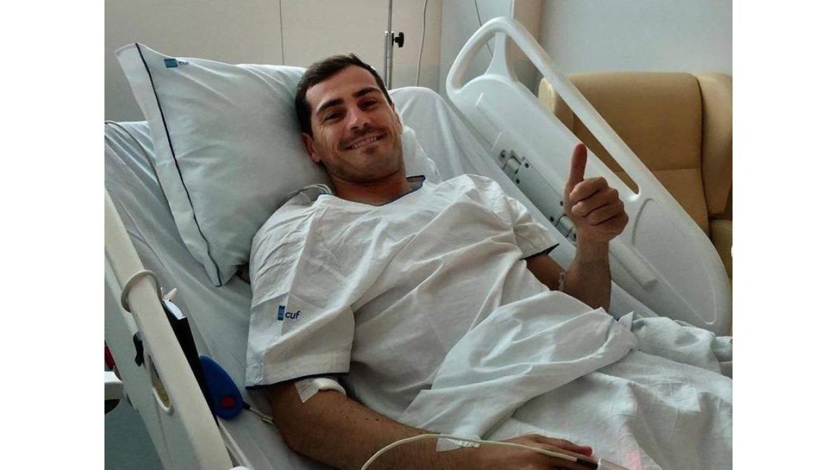 Iker Casillas tranquilizó a sus seguidores con una foto suya tras superar el infarto.