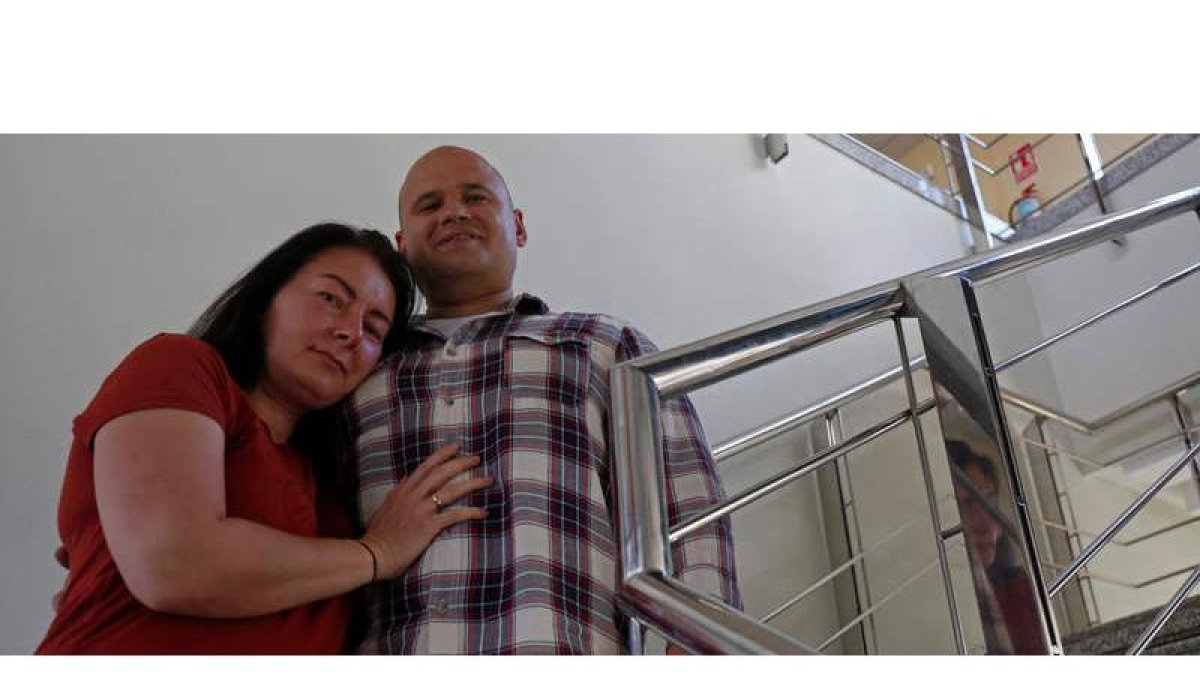 Denis y Luba llegaron a España hace dos años y medio y rehacen su vida en León, donde estudian y se forman mientras esperan su resolución como refugiados.  FERNANDO OTERO
