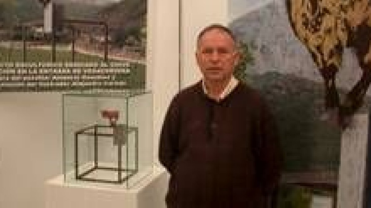 El alcalde de Vegacervera posa junto a la maqueta del chivo