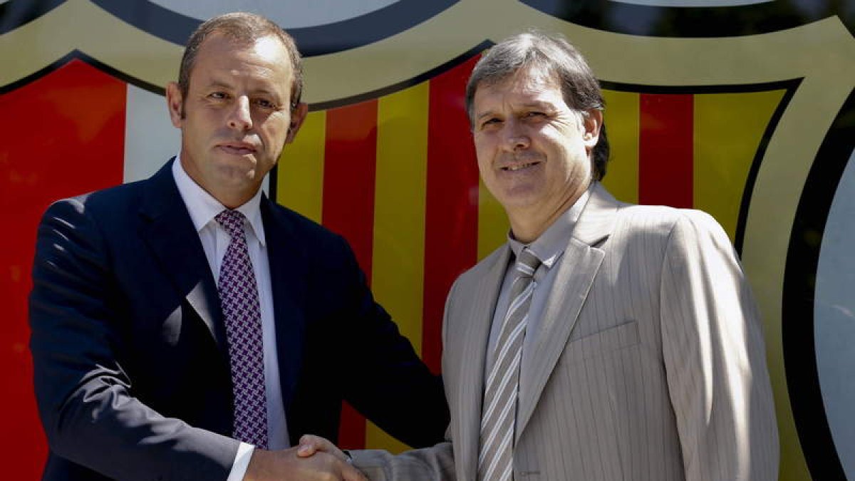 Gerardo ‘Tata’ Martino, acompañado de Sandro Rosell, en las oficinas del Barcelona.