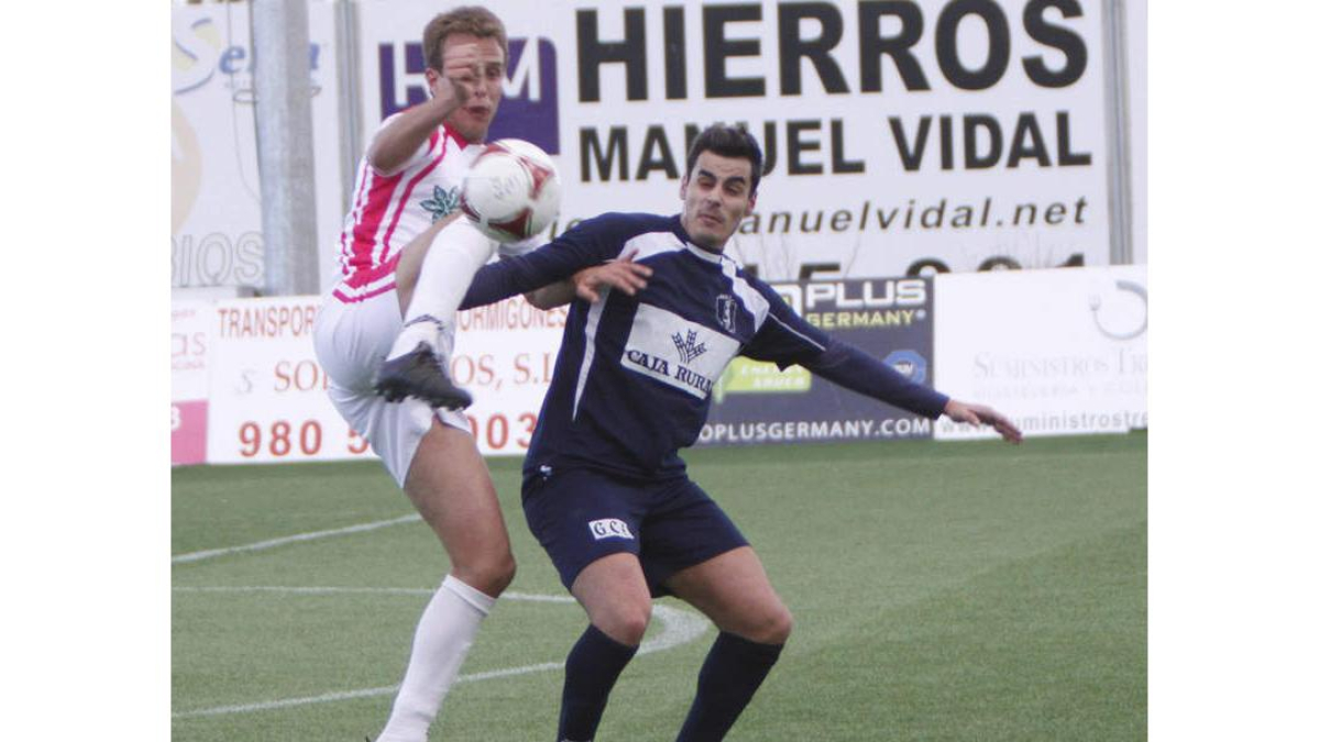 Álvaro López se lleva el balón ante la presencia del jugador del Villaralbo Aitor en un lance del encuentro disputado en Villaralbo.